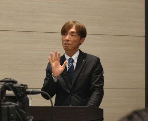 中期経営計画について発表する藤尾社長＝東京都内