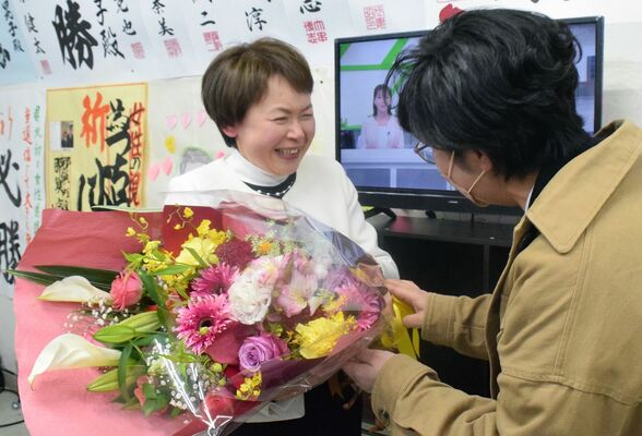支持者から花束を受け取る土屋晃子氏＝９日午後９時20分、那須塩原市若葉町