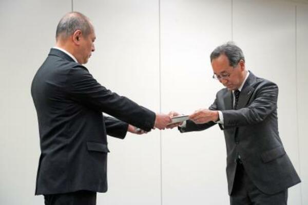 　原子力規制委に報告書を提出する中部電力の豊田哲也原子力本部長（右）＝３１日午前、東京都港区