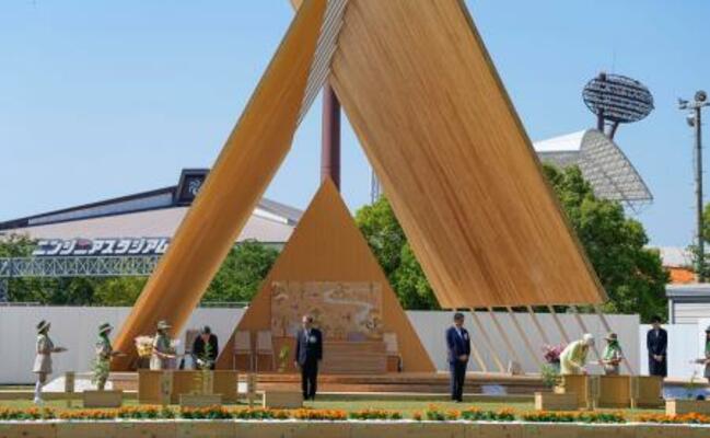 　天皇、皇后両陛下が出席されて行われた第７６回全国植樹祭の式典＝１７日午後、松山市