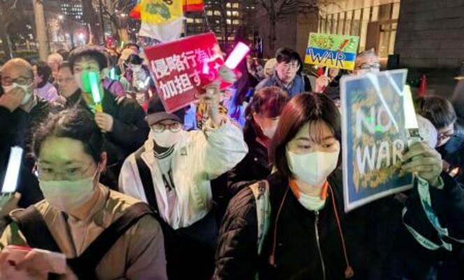 　国会前で声を上げる集会の参加者ら＝１９日午後