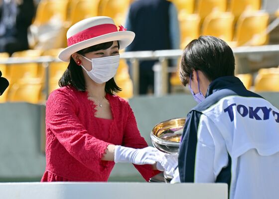 東京都の代表者に皇后杯を授与される佳子さま＝11日午前10時35分、宇都宮市のカンセキスタジアムとちぎ