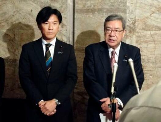取材に応じる日本維新の会の中司宏幹事長(右)と池下卓衆院議員=10日、国会