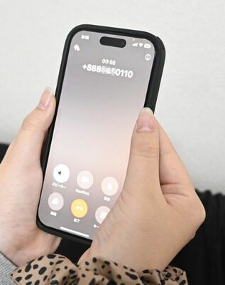 被害女性が保存した末尾「０１１０」の発信番号が表示されたスマートフォンの画面＝５月中旬、高根沢町（画像は一部加工しています）