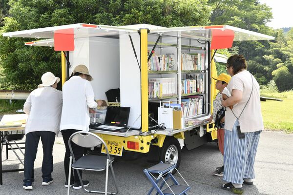 運行が始まった移動図書館車「LiBOON」
