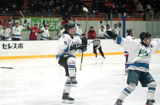 アイスホッケー成年で１２年ぶりの準優勝に輝いた本県チーム＝青森県八戸市のテクノルアイスパーク八戸