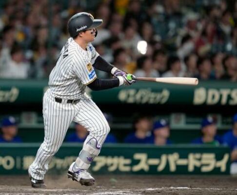 　９回阪神無死、森下が左越えにサヨナラ本塁打を放つ＝甲子園
