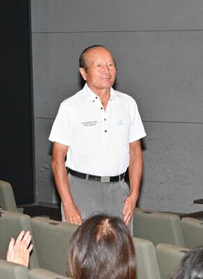 招待者に紹介される荒井拓男さん＝23日午前、宇都宮市竹下町