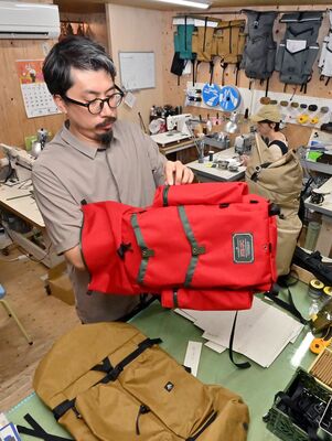 手作業で丁寧に作られる登山用バックパック＝８日午前11時40分、真岡市台町