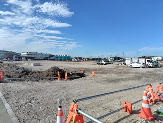 来年6月オープンを目指す「(仮称)ヨークタウン小山羽川」の建設予定地=29日午前、小山市羽川