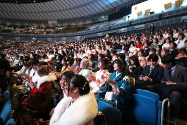 　横浜アリーナで開かれた「二十歳の市民を祝うつどい」＝１２日午前、横浜市