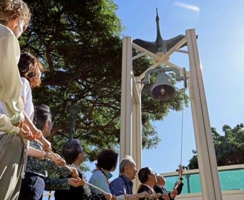 ホノルルにある「長崎の鐘」を鳴らす長崎の被爆者団体代表団ら=8日、米ハワイ(共同)