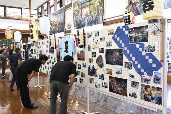 「真岡の夏まつり」の写真が１２００点以上並ぶ会場