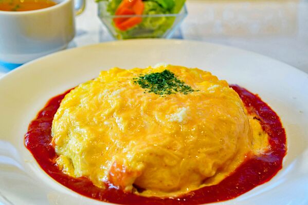 ふわとろの卵と特製ソースが目にも鮮やかなオムライス（サラダ、スープ付き）
