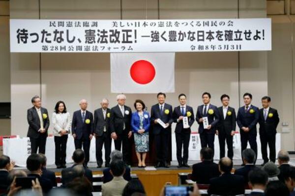 　改憲派の集会に出席した自民党憲法改正実現本部の新藤義孝事務総長（中央右）ら＝３日午後、東京都千代田区