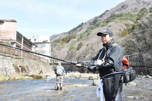 渓流釣りを楽しむ釣り人たち