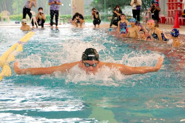 泳ぎを披露する水沼選手と見学する子どもたち