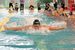 泳ぎを披露する水沼選手と見学する子どもたち