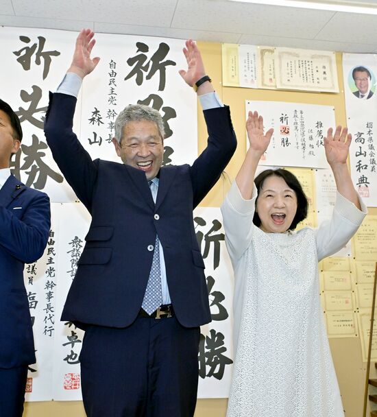 比例復活当選を果たし、万歳する佐藤勉氏(左)=28日午前1時30分、小山市外城、森田大地撮影