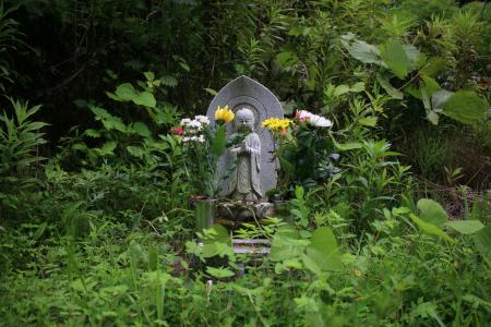 遺体発見現場前に立つ地蔵＝２０２４年７月、茨城県常陸大宮市