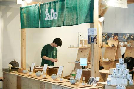 　大阪・関西万博会場内の展示会で中川政七商店が用意した抹茶体験の様子