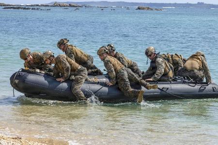 SourceVAGABOND　ハイドレーション　海兵隊 米海兵隊、3月にインド洋で訓練 沖縄駐留の部隊、水陸両用作戦｜全国