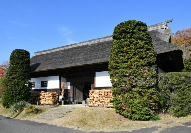 かやぶき屋根が美しい濱田窯長屋門