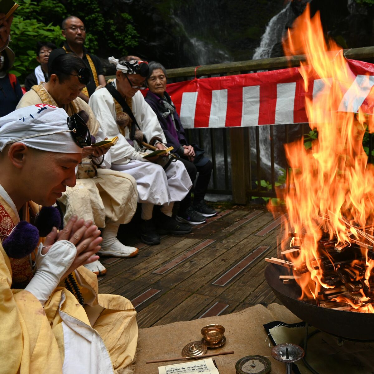 日光三名瀑」裏見の滝で護摩供養 水の恵みに感謝、世界平和祈る｜県内
