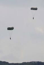 米軍嘉手納で中止要求の降下訓練