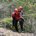 栃木県警山岳警備隊、古賀志山で初の公開訓練　「必ず助けに行く」遭難救助…