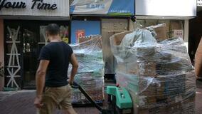 香港経済を象徴、街中に進出する宅配便の引き取り拠点