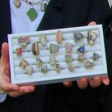 益子焼の廃材でアクセサリー　日光の安西さんら陶器市で販売