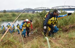 豪雨想定の県警救助訓練