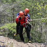 栃木県警山岳警備隊、古賀志山で初の公開訓練　「必ず助けに行く」遭難救助の準備万全