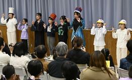 記念の歌声 元気に披露