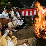 「日光三名瀑」裏見の滝で護摩供養　水の恵みに感謝、世界平和祈る