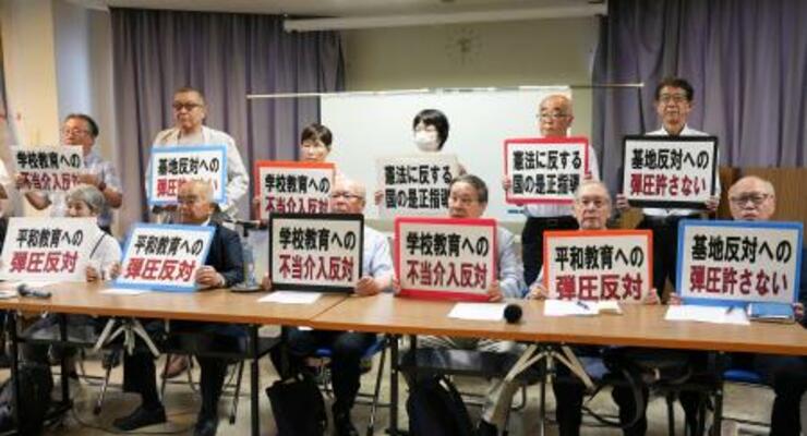 記者会見でプラカードを掲げる被爆者団体などの代表者ら=8日午後、長崎市