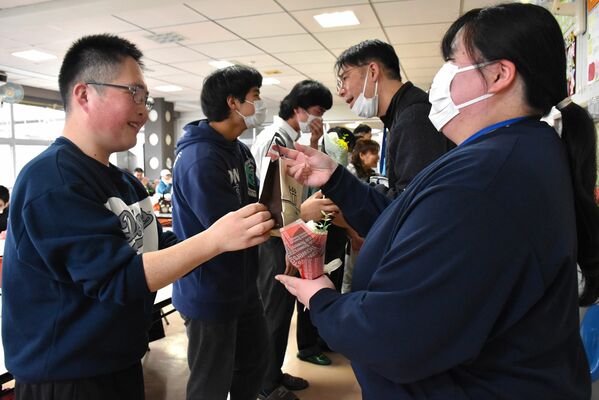 寄宿舎指導員（右）に感謝を伝える生徒たち