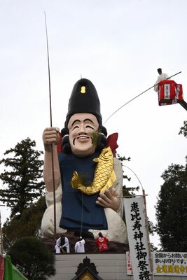 年末恒例の大えびす像のすす払い