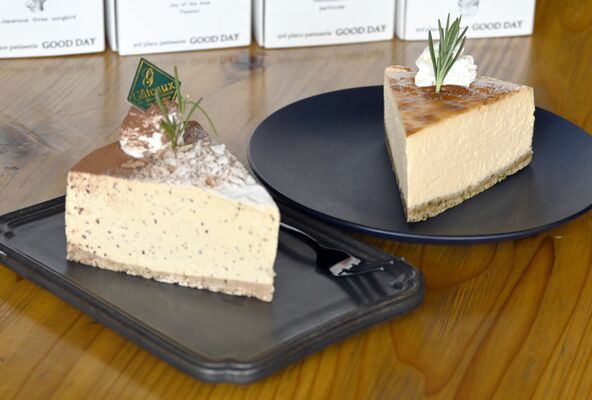 ニラのチーズケーキ（右）と、みそのムースケーキ