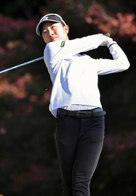 一般の部で優勝した横山（さくら）の１番ティーショット＝鹿沼プレミアＧＣ