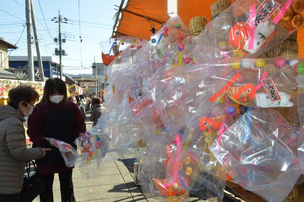 色鮮やかな飾りが並んだ「まゆ玉市」