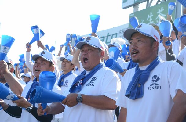８回、文星付が３点差に迫り、追撃ムードの中で声を出す太田さん（中央）ら＝16日午後、阪神甲子園球場