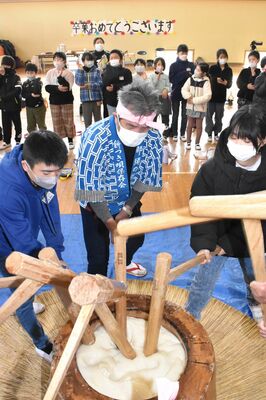 保存会のメンバーと餅つきを楽しむ児童たち