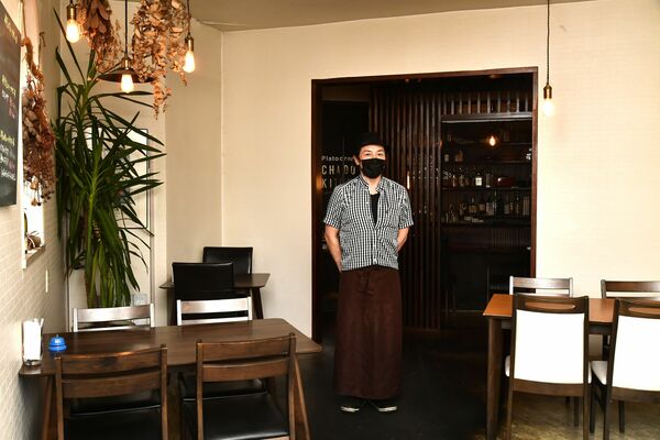 落ち着いた雰囲気の店内と店主の磯野さん