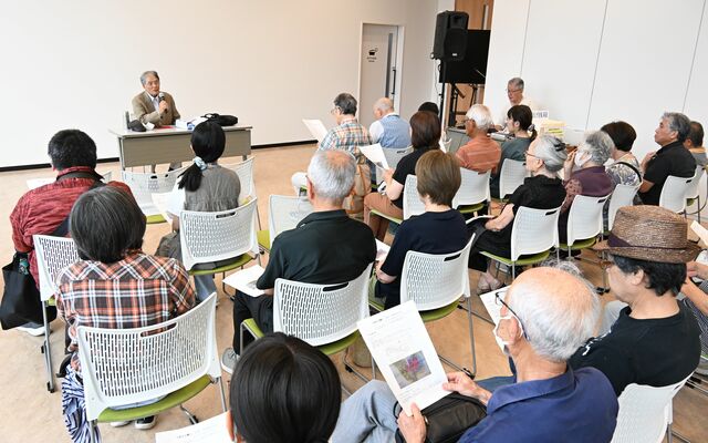 柏村さんの講演を聞く来場者＝12日午後、宇都宮市一条１丁目
