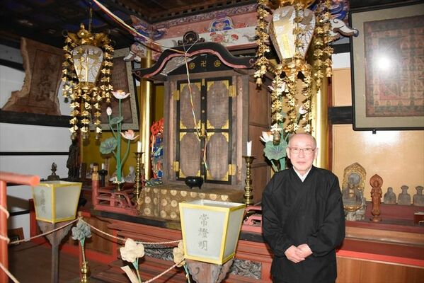 ３３年ぶりに一般公開される観音像が収められた厨子と佐藤住職