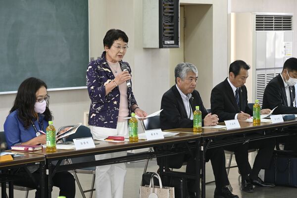 定例会議であいさつする大川市長（左から２人目）