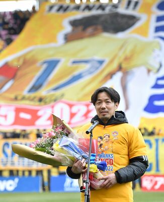 引退セレモニーであいさつする富田