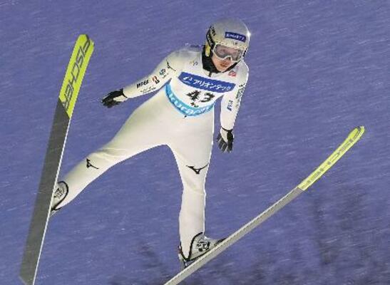 　８位となった丸山希の飛躍＝アリオンテック蔵王シャンツェ